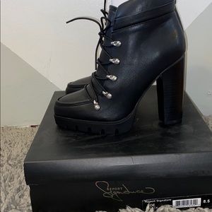 Report signature Booties